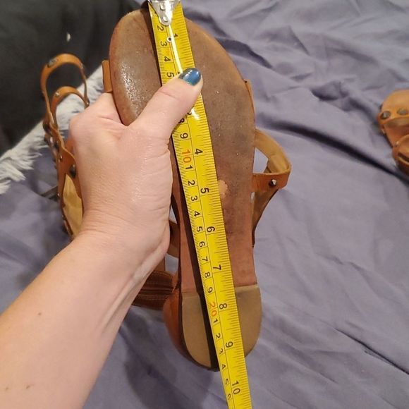 Super hot camel colored studded Schutz gladiators - Picture 9 of 12